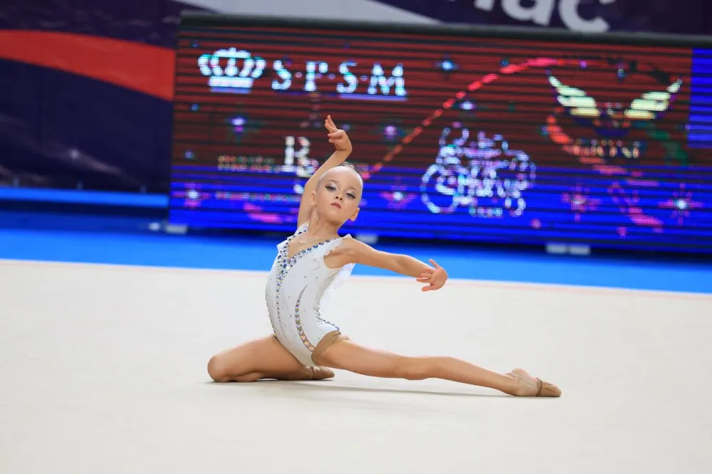 Гимнастка PRIMA POWER выполняет программу на соревнованиях
